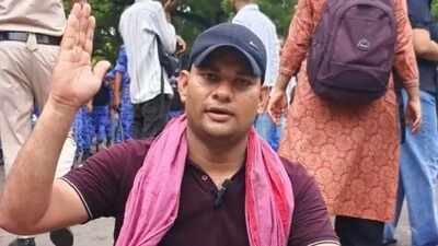 बरेली राजा रक्षा करता है प्रताड़ित नहीं, क्या गुनाह किया'; CJP Protest में भाग लेने वाले प्रोफेसर मोहित का हमला  बरेली असिस्टेंट प्रोफेसर मोहित भारद्वाज ने पद से हटाए जाने के मामले को लेकर जबर्दस्त हमला बोला है। उन्होंने खुद को सपा से जुड़ा होने के कारण प्रताड़ित किए जाने का आरोप लगाया।  मोहित भारद्वाज