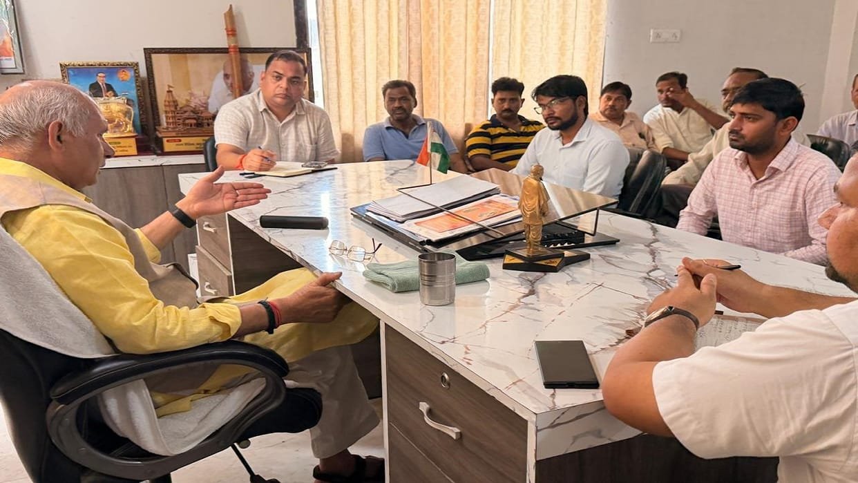 नाले में बहा दिव्यांग मासूम: बरेली में पशुधन मंत्री ने अफसरों को लगाई फटकार, जेई को निलंबित करने के निर्देश बरेली आंवला में सात वर्षीय प्रीत नाले में बह गया, 48 घंटे बाद भी उसका पता नहीं चला। पशुधन मंत्री धर्मपाल सिंह ने नाराजगी जताई। उन्होंने ईओ से स्पष्टीकरण मांगा। जेई को निलंबित करने, ठेकेदार क