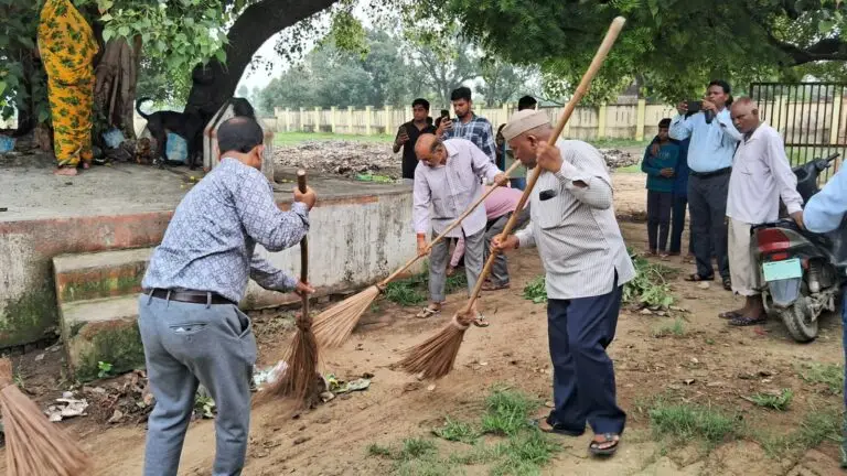 फरीदपुर (बरेली)। कावड़ यात्रा को लेकर पचौंमी मंदिर परिसर और आसपास स्वच्छता अभियान चलाकर स्वच्छता का संदेश दिया। मुख्य अतिथि एमएलसी कुंवर महाराज सिंह एवं पंचायती राज के राज्य प्रशिक्षक वरिष्ठ समाजसेवी अमित कुमार सिंह तोमर ने स्वच्छता का संदेश देते हुए मंदिर परिसर और आसपास हमेशा साफ सफाई रखने का संदेश