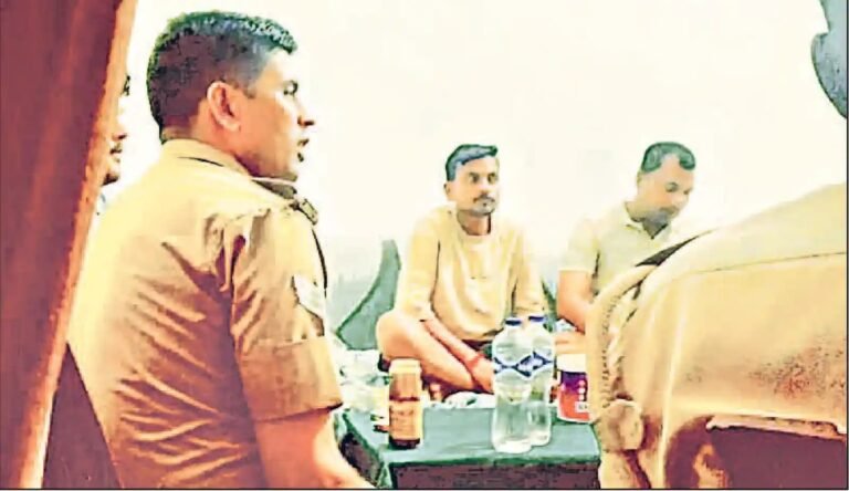 बरेली वर्दी में दारू पार्टी करने की वीडियो वायरल, हेड कांस्टेबल सस्पेंड Posted on July 29, 2026 by Bareilly 24/7News बरेली। सोशल मीडिया पर वर्दीधारी पुलिसकर्मियों का कुछ लोगों के साथ शराब पार्टी करते हुए वीडियो वायरल होने के बाद हेड कांस्टेबल को सस्पेंड कर दिया गया है। वही होमगार्ड के खिलाफ कार्रव