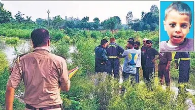 ब्रेकिंग न्यूज़ बरेली में बारिश में नहाने के दौरान दिव्यांग बच्चा नाले में गिरकर बह गया। बच्चा अभी तक लापता है। उसकी खोज में नगर पालिका, फायर ब्रिगेड, पुलिस की टीमें जुटी हैं। दो जेसीबी मशीनें भी लगाई गई हैं। एसडीआरएफ भी तलाश कर रही है। नाले में बच्चा बहने के बाद हड़कंप मच गया। पुलिस और राहत कर्मी