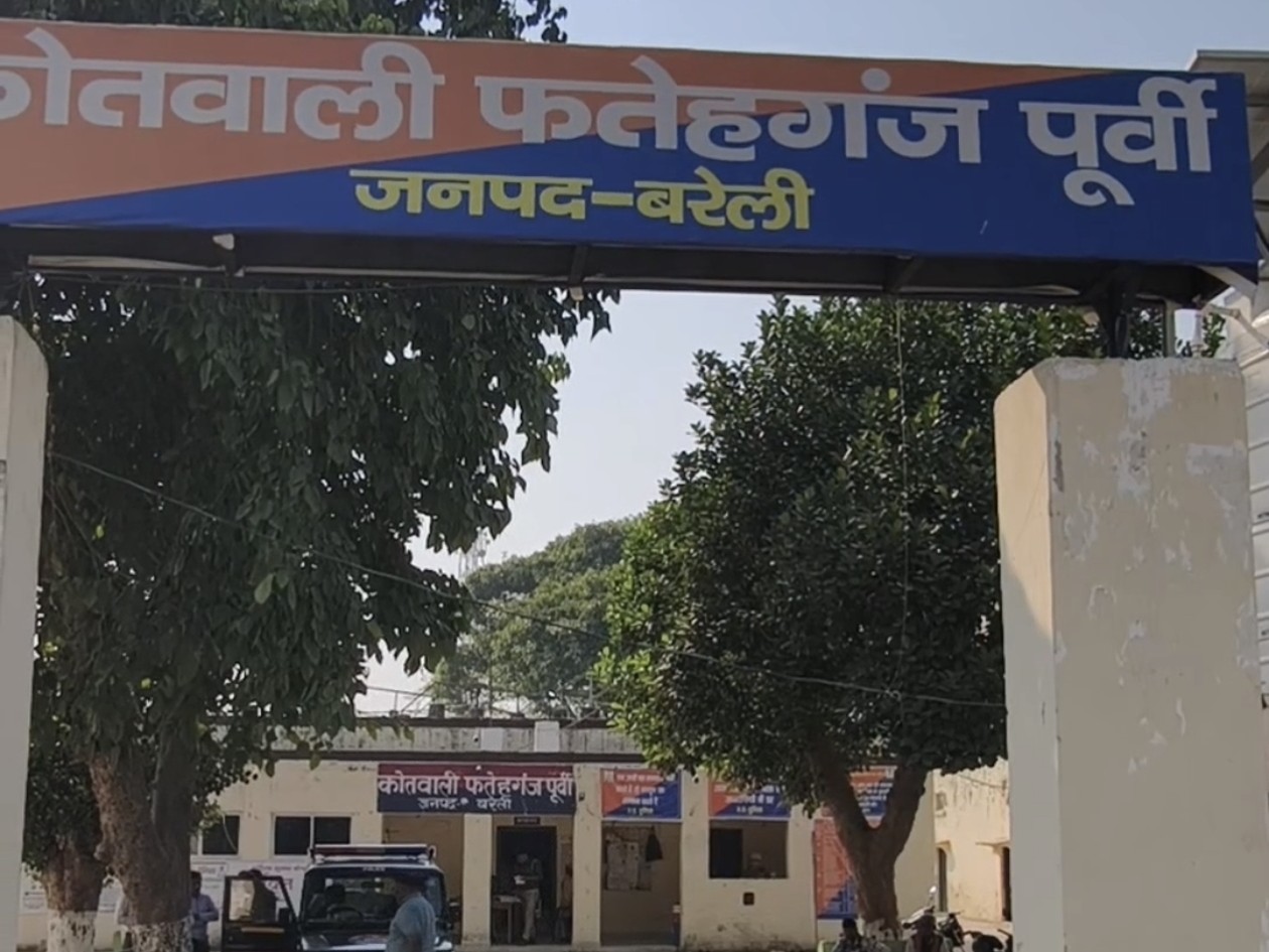बरेली: हर्ष फायरिंग का विरोध करना युवक को पड़ा भारी, हिस्ट्रीशीटर ने पैर में मारी गोली बरेली/फतेहगंज पूर्वी। थाना फतेहगंज पूर्वी क्षेत्र के गांव कजरौटा में नामकरण संस्कार की दावत के दौरान हर्ष फायरिंग का विरोध करना एक युवक को भारी पड़ गया। आरोप है कि गांव के हिस्ट्रीशीटर चमन ने तमंचे से युवक के पैर 