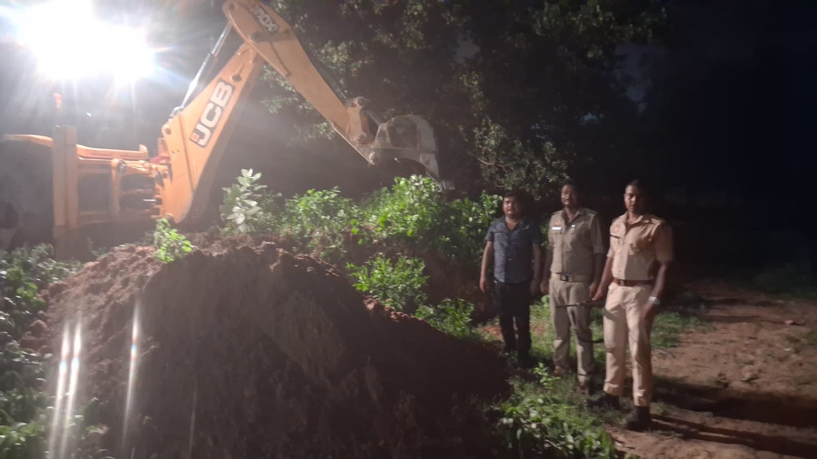 अज्ञात वाहन की टक्कर से गोवंश की मौत, गौ रक्षक टीम ने रात में कराया अंतिम संस्कार  रिपोर्ट विकास ठाकुर ब्यूरो चीफ बरेली/ कैमरामैन प्रियांश गंगवार  फतेहगंज पूर्वी। बरेली जनपद के थाना फतेहगंज पूर्वी क्षेत्र में देर रात एक दर्दनाक सड़क हादसे में अज्ञात वाहन की टक्कर से एक गोवंश की मौके पर ही मौत हो गई।