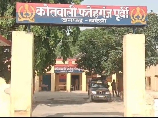 महिला के घर गए छात्र का टंकी पर फंदे से लटका मिला शव फतेहगंज पूर्वी, बरेली। जनपद के थाना फतेहगंज पूर्वी क्षेत्र मे महिला के साथ आपत्तिजनक हालत में पकड़े गए युवक का शव शुक्रवार सुबह गांव के प्राथमिक स्वास्थ्य केंद्र (पीएचसी) की टंकी पर फंदे से लटका मिला। युवक के परिजन ने हत्या करके शव लटकाने का आरो