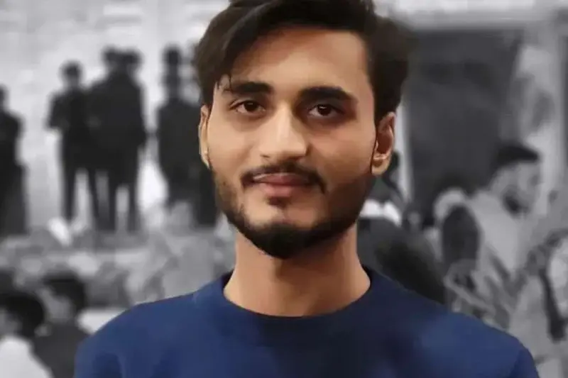 प्रेम विवाह के एक महीने बाद युवक की मौत, फंदे से लटका मिला शव, सिर से निकल रहा था खून, पोस्टमार्टम खोलेगा मौत का राज बरेली। सीबीगंज थाना क्षेत्र के नवदिया गांव में रविवार सुबह 26 वर्षीय फैजान का शव घर में फंदे से लटका मिला। करीब एक महीने पहले ही उसने जास्मीन से प्रेम विवाह किया था। निकाह के बाद से