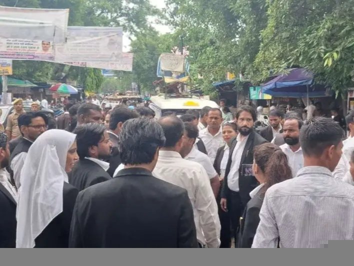बुलडोजर से तोड़ी गई कुर्सी लेकर कलेक्ट्रेट पहुंचे वकील, बोले– पहले चैंबर तोड़े, अब आवाज भी दबाएंगे क्या  बरेली। कचहरी के पास वकीलों के अस्थायी चैंबर और दूसरे अतिक्रमण पर चला नगर निगम का बुलडोजर अब तूल पकड़ गया है। कार्रवाई से नाराज वकील मंगलवार को ई-रिक्शा पर टूटी हुई कुर्सी रखकर कलेक्ट्रेट गेट पर प