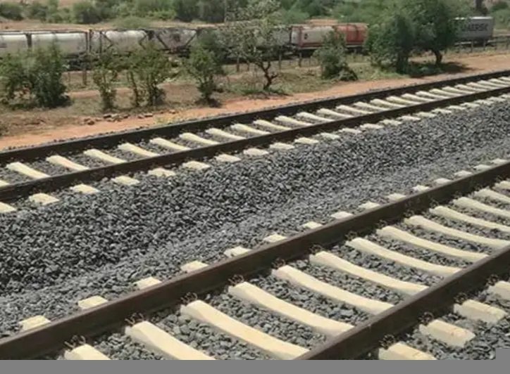 BAREILLY NEWS: भिटौरा फाटक पर दर्दनाक हादसा, पटरी पर खड़े दो ट्रेन अटेंडेंट को दूसरी ट्रेन ने कुचला, मौके पर मौत बरेली। भिटौरा रेलवे फाटक के पास गुरुवार को एक ट्रेन से उतरकर पटरी पर खड़े दो ट्रेन अटेंडेंट दूसरी लाइन से गुजर रही ट्रेन की चपेट में आ गए। हादसे में दोनों की मौके पर ही मौत हो गई। घटना क