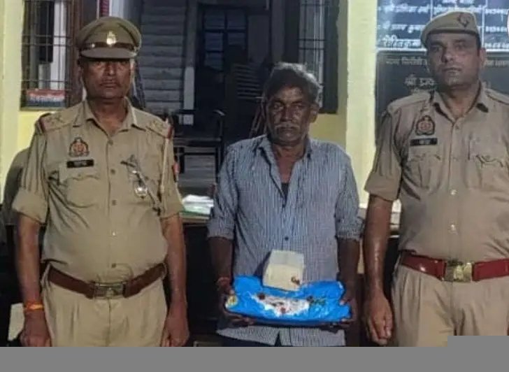 सस्ते में खरीदकर महंगे दाम पर बेचता था शराब, मोटी कमाई के लालच में चला रहा था धंधा, पुलिस ने किया गिरफ्तार  बरेली। सिरौली में अवैध शराब बेचकर कमाई का खेल पुलिस ने पकड़ लिया। ग्राहक के इंतजार में खड़े युवक को पुलिस ने घेराबंदी कर दबोच लिया। उसके पास मौजूद प्लास्टिक के कट्टे से देशी शराब के 20 पव्वे ब