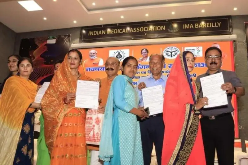 बरेली में 570 आंगनबाड़ी सहायिकाओं को मिले नियुक्ति पत्र, नई जिम्मेदारी से खिले चेहरे। बरेली। जिले में शनिवार को 570 नव-नियुक्त आंगनबाड़ी सहायिकाओं को नियुक्ति पत्र वितरित किए गए। नियुक्ति पत्र मिलते ही सहायिकाओं के चेहरों पर खुशी नजर आई। कार्यक्रम में जनप्रतिनिधियों और अधिकारियों ने नव-नियुक्त सहाय