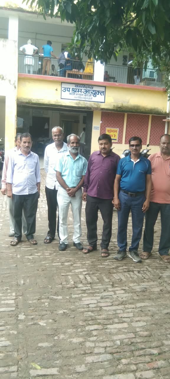 बरेली कॉलेज कर्मचारियों की वार्ता में प्रशासन रहा गैरहाजिर, कर्मचारियों में नाराजगी बरेली। कर्मचारी कल्याण सेवा समिति बरेली कॉलेज बरेली के अध्यक्ष जितेंद्र मिश्रा के नेतृत्व में अस्थाई कर्मचारियों का प्रतिनिधिमंडल मंगलवार को पूर्व निर्धारित तारीख पर उपश्रमायुक्त कार्यालय पहुंचा। कर्मचारियों को करीब 