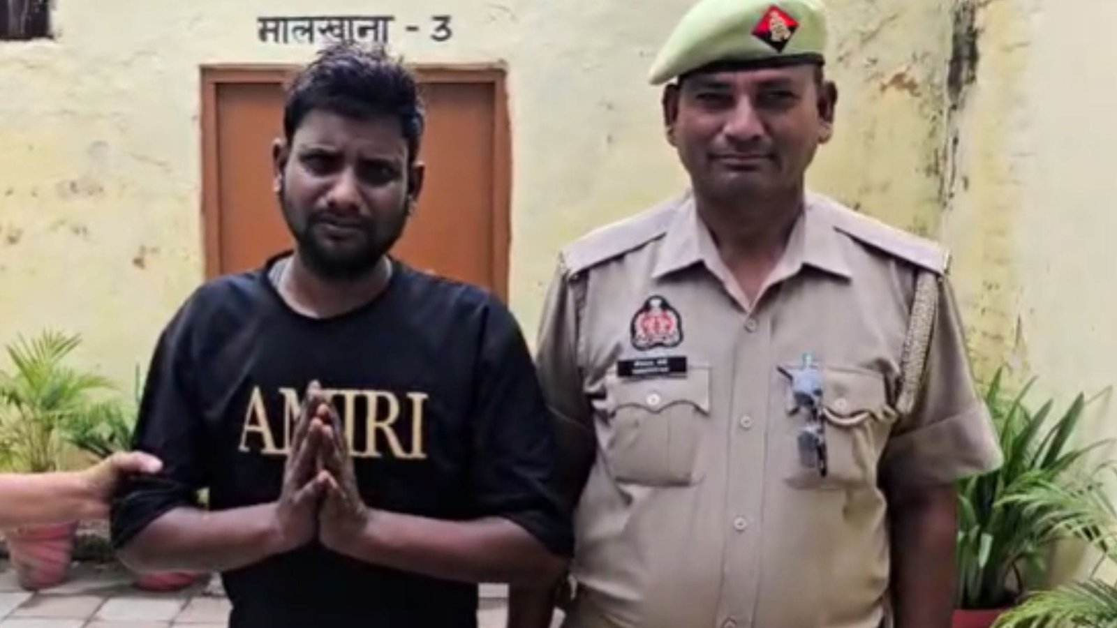 हवालात से लंगड़ाते निकला युवक, बोला- भारी मिस्टेक हो गया; CM योगी को दी थी धमकी बरेली में सीएम योगी आदित्यनाथ को सिर कलम करने की धमकी देने वाले युवक अनिल कुमार को पुलिस ने गिरफ्तार कर लिया है. सोशल मीडिया पर आपत्तिजनक टिप्पणी करने वाला यह युवक हवालात से निकलते ही माफी मांगने लगा और 'भारी मिस्टेक' हो