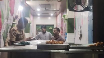 Bareilly News: मुर्गे की पकौड़ी बेचते दुकानदार समेत तीन गिरफ्तार, बिरयानी की दुकान पर चला बुलडोजर जिला प्रशासन ने सावन माह में मांसाहार की बिक्री पर पाबंदियां लगा रखी है। इसके बावजूद बहेड़ी में दो दुकानों पर मांसाहार बेचा जा रहा था। शिकायत पर एक मामले में एक दुकानदार समेत तीन युवकों को गिरफ्तार किया