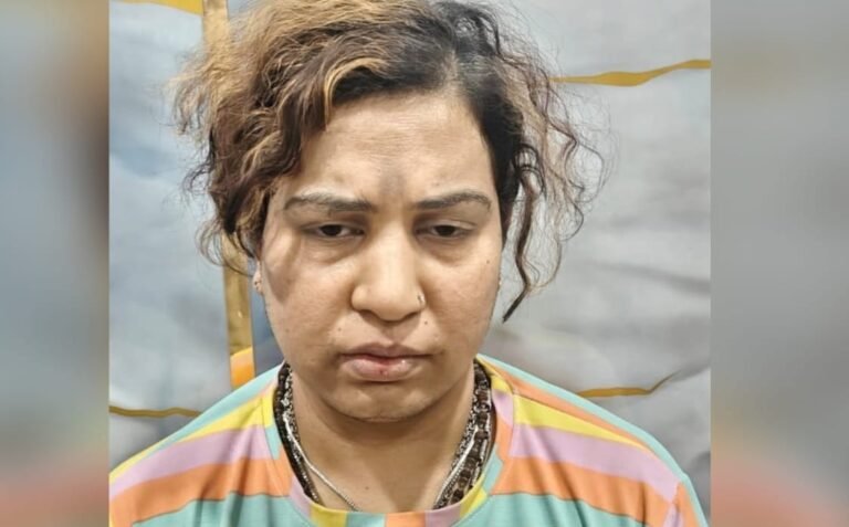 36 लाख की ठगी में विप्रा पर दो और मुकदमे, अब तक 41 मुकदमे दर्ज बरेली। सरकारी नौकरी लगवाने का झांसा देकर ठगी करने वाली फर्जी आईएएस विप्रा शर्मा, उसकी बहन शिखा शर्मा और पिता वीरेंद्र शर्मा के खिलाफ बारादरी थाने में दो अन्य मुकदमे दर्ज कराए गए हैं। आरोप है कि नायब तहसीलदार और बीडीओ के पद पर नौकरी लगवा