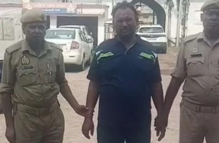 बरेली के होटल मे महिला से दुष्कर्म, 15 दिन बाद फरार आरोपी गिरफ्तार बरेली। काम और रुपये दिलाने का भरोसा देकर महिला को अपने जाल में फंसाने और फिर बरेली जंक्शन के पास होटल मे बुलाकर दुष्कर्म करने के आरोपी डालचंद को कोतवाली पुलिस ने गिरफ्तार कर लिया। वारदात के बाद महिला को मुंह खोलने पर जान से मारने की