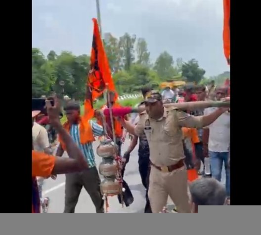 कांवड़िए की मदद को आगे आए फतेहगंज पूर्वी पुलिस के जवान, सिपाही नीरज कुमार ने पेश की इंसानियत की मिसाल संवाददाता- बरेली 24/7 न्यूज़  बरेली। सावन के चौथे सोमवार और पवित्र सावन माह को लेकर पुलिस-प्रशासन पूरी तरह सतर्क है। श्रद्धालुओं की सुरक्षा के साथ-साथ उनकी सुविधा और सहायता के लिए पुलिसकर्मी भी लगात