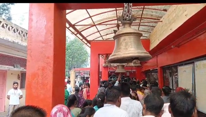 सावन के प्रथम सोमवार को शिवालयों में रही हर हर महादेव की गूँज,बढ़ते समयँ के साथ भक्तों की भीड़ ने किया आस्था का जलाभिषेक* बरेली जनपद में सावन के प्रथम सोमवार को जगह-जगह शिवालयों में बढ़ते समयँ के साथ एकत्रित भक्तों भीड़ ने हर हर महादेव के जयकारों के साथ किया आस्था का जलाभिषेक। काफी दिनों से चल रहीं प