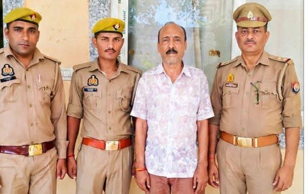 पत्नी की हत्या के मामले में 4 साल से फरार ₹25 हजार का इनामी आरोपी गिरफ्तार, पेट्रोल डालकर जिंदा जलाने का है आरोप  बरेली। थाना बारादरी पुलिस ने वर्ष 2022 में पत्नी की हत्या के मामले में चार वर्षों से फरार चल रहे ₹25 हजार के इनामी आरोपी को गिरफ्तार कर बड़ी सफलता हासिल की है। आरोपी पर पत्नी पर पेट्रोल 