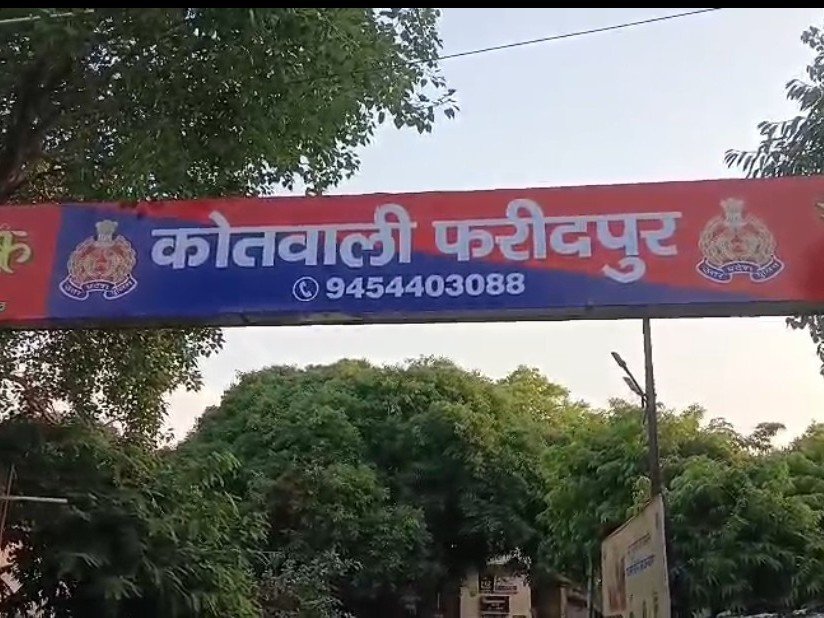 बरेली में युवक की आत्महत्या के बाद थाने के बाहर बवाल, शव रखकर प्रदर्शन करने वाले मृतक के पिता समेत 4 पर FIR बरेली। फरीदपुर में युवक की आत्महत्या के बाद शुरू हुआ विवाद अब थाने तक पहुंच गया है। बेटे की मौत के बाद परिवार ने सड़क पर शव रखकर प्रदर्शन किया तो पुलिस ने कार्रवाई करते हुए मृतक के परिजनों सम