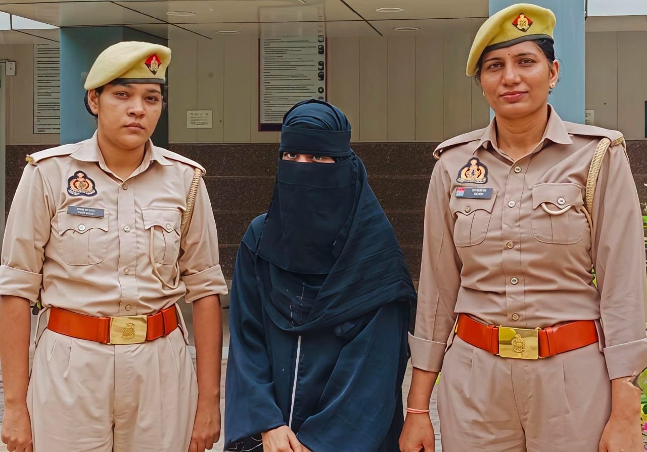 खीर में नशा घोलकर सात लाख उड़ाए, किरायेदार युवती ने ही रची साजिश; बॉयफ्रेंड समेत चार फरार गाजियाबाद। साहिबाबाद थाना क्षेत्र की नीलमणि कॉलोनी में किराये के मकान में रहने वाली 20 वर्षीय युवती ने कथित तौर पर अपने बॉयफ्रेंड और अन्य साथियों के साथ मिलकर मकान मालिक के परिवार को खीर में नशीला पदार्थ खिलाक