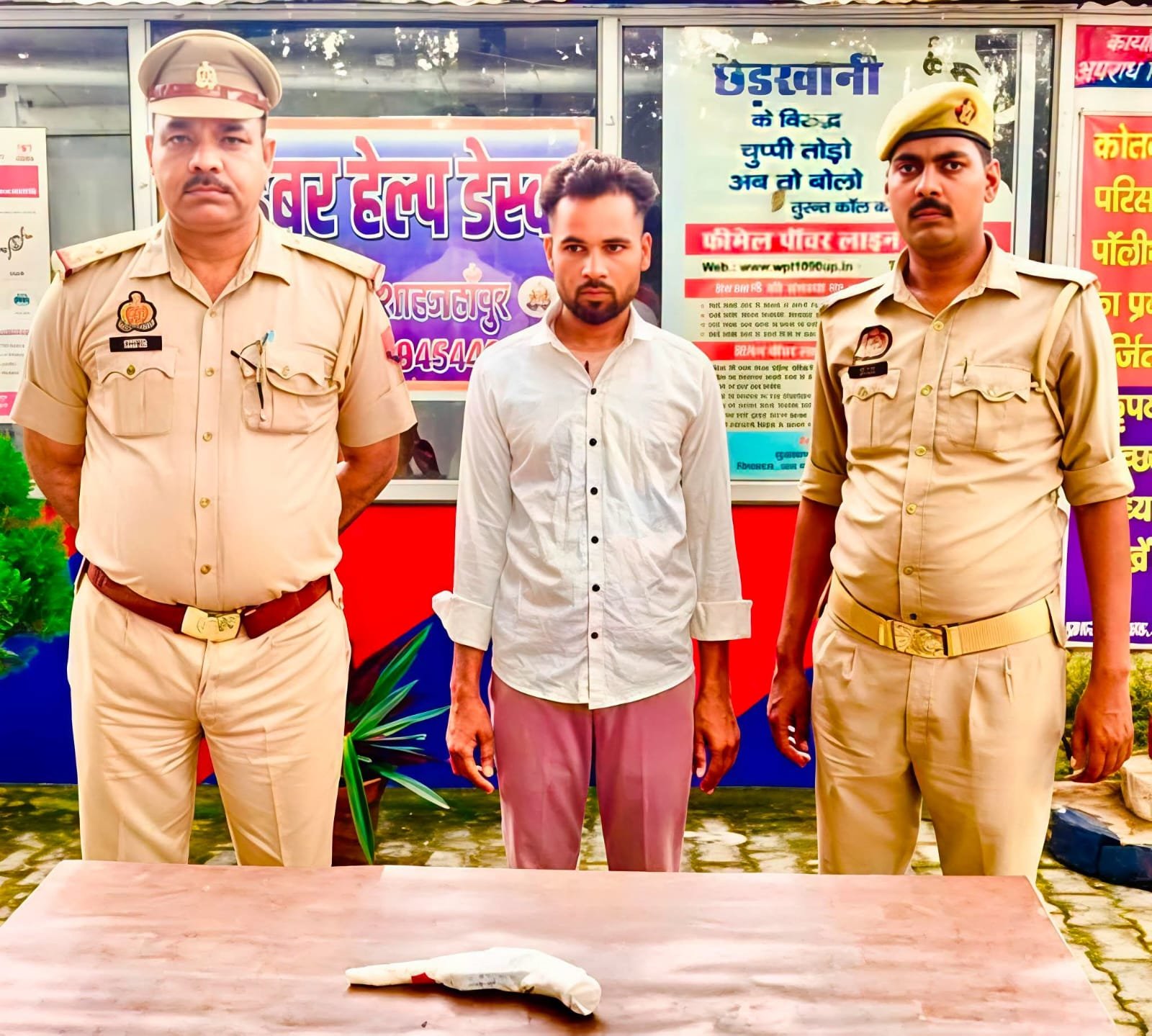 #छात्राओं से छेड़छाड़ का आरोपी तमंचे के साथ गिरफ्तार  **स्कूल आने-जाने वाली छात्राओं पर फब्तियां कसने का आरोप, पहले से भी दर्ज है मुकदमा**  शाहजहांपुर। रोजा थाना पुलिस ने छात्राओं से छेड़छाड़ के आरोपी युवक को तमंचे और कारतूस के साथ गिरफ्तार किया है। आरोपी अटसलिया रेलवे ओवरब्रिज के पास तमंचा लेकर खड़