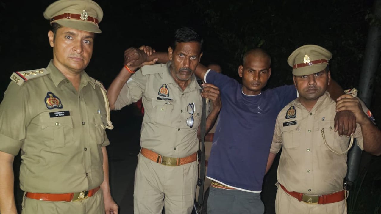 बरेली: नाबालिग से रेप के आरोपी का पुलिस से सामना, पैर में लगी बुलेट; वारदात के बाद से था फरार बरेली में नाबालिग से दुष्कर्म के आरोपी को पुलिस मुठभेड़ के बाद गिरफ्तार कर लिया गया. आरोपी वारदात के बाद से फरार चल रहा था. उसने पुलिस टीम को देखते ही फायरिंग की, जवाबी फायरिंग में उसके पैर में गोली लगी. घ