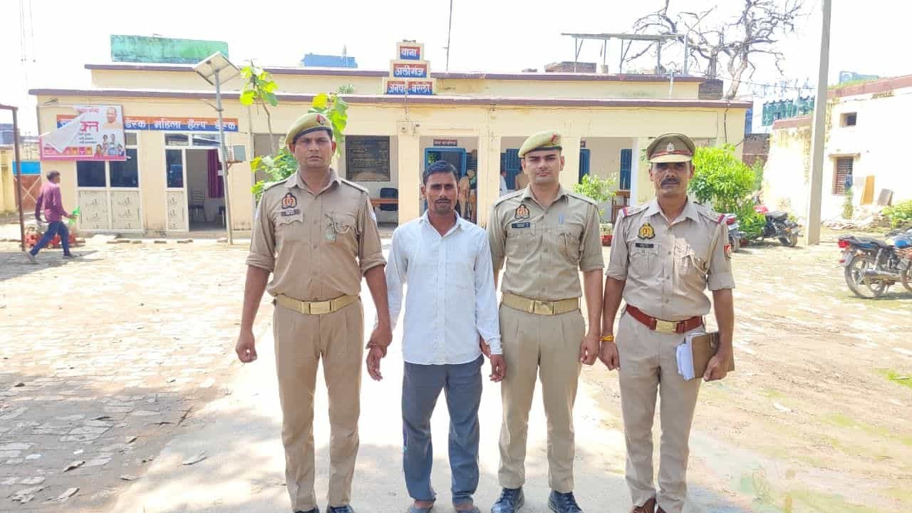 चुड़ैल बनकर न भटके आत्मा…’, 17 साल की भतीजी की हत्या, चाचा ने पैरों में ठोंक दीं 6 कीलें बरेली में छात्रा लता की हत्या के मामले में पुलिस ने उसके चाचा जयप्रकाश को गिरफ्तार किया है. पुलिस के मुताबिक, आरोपी ने परिवार की आन और लोकलाज के नाम पर भतीजी की गला कसकर हत्या की थी.  Bareilly News: बरेली जिले क