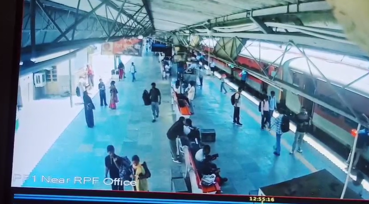 बरेली में बड़ा हादसा टला, चलती ट्रेन से कूदे परिवार को RPF- GRP ने बचाया उत्तर प्रदेश के बरेली जिले से एक हैरान करने वाला मामला सामने आया है। यहां एक परिवार के सात लोगों ने चलती ट्रेन से छलांग लगा दी। घटना के बाद रेलवे स्टेशन पर अफरा-तफरी का माहौल बन गया। हालांकि गनीमत रही कि मौके पर मौजूद आरपीएफ औ