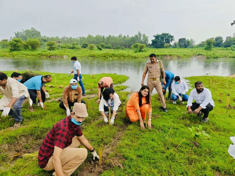 नकटिया से नाथ गंगा तक’… कैंट में प्रकृति बचाने की मुहिम, CEO डॉ. तनु जैन ने श्रमदान से जगाई जनभागीदा  बरेली। नाथ नगरी में जलस्रोतों और पर्यावरण को सहेजने के लिए बरेली कैंटोनमेंट बोर्ड ने जनभागीदारी की नई मुहिम शुरू की है। मुख्य अधिशासी अधिकारी (CEO) डॉ. तनु जैन की पहल पर गुरुवार सुबह धोपेश्वरनाथ मंद