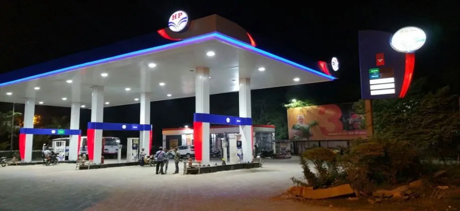 फरीदपुर में पेट्रोल पंप पर फायरिंग, बदमाश बाइक छोड़कर फरार बरेली/फरीदपुर। हाईवे किनारे हरियाली बाजार स्थित पेट्रोल पंप पर बुधवार रात पेट्रोल डलवाकर बिना रुपये दिए भाग रहे बदमाशों ने रोकने पर फायरिंग कर दी। जवाब में पेट्रोल पंप के सिक्योरिटी गार्ड ने भी हवाई फायरिंग की। घटना के बाद चारों बदमाश दो बा
