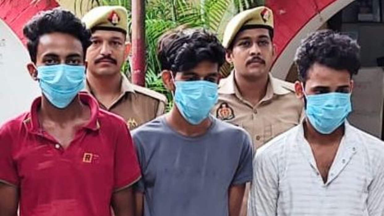 लखीमपुर खीरी में सनसनीखेज मामला सामने आया है। शहर में एक युवती से तीन युवकों ने दुष्कर्म किया। पुलिस ने तीनों आरोपियों को गिरफ्तार कर लिया। तीनों को जेल भेज दिया गया है।
