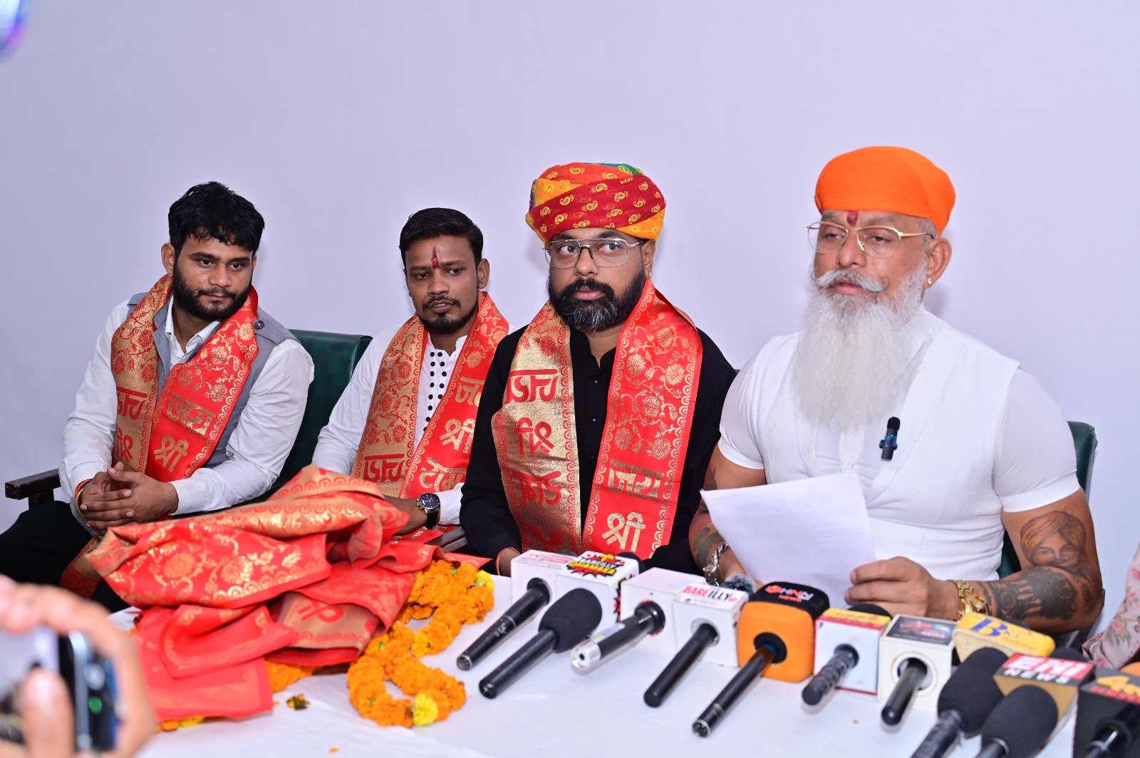 यूजीसी रोल बैक को लेकर 23 अगस्त को दिल्ली में महापंचायत, बरेली में गरजी करणी सेना  राष्ट्रीय अध्यक्ष डॉ. राज शेखावत और संगीता सिंह ने की प्रेस वार्ता, समाज के लोगों से दिल्ली पहुंचने की अपील बरेली। पुराने रोडवेज स्थित कोणार्क होटल में रविवार को क्षत्रिय करणी सेना की ओर से प्रेस वार्ता आयोजित की गई ।
