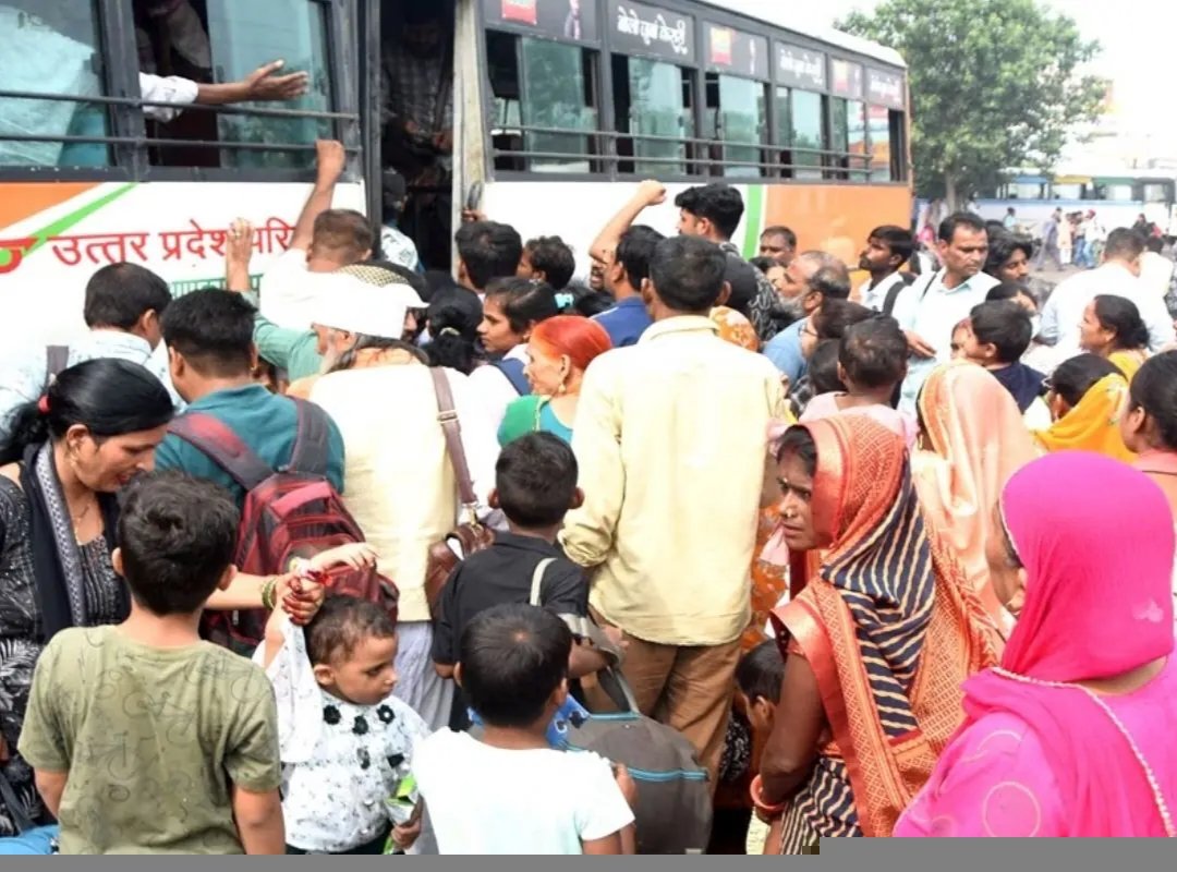 रक्षाबंधन पर सफर की जंग: बसों में सीट के लिए धक्का-मुक्की, ट्रेनों के जनरल से स्लीपर तक ठसाठस बरेली। रक्षाबंधन पर शहर के बस अड्डों और रेलवे स्टेशन पर यात्रियों का सैलाब उमड़ पड़ा। रोडवेज बसों में महिलाओं के लिए मुफ्त यात्रा की सुविधा शुरू होते ही सेटेलाइट और पुराने बस अड्डे पर भीड़ का दबाव बढ़ गया।
