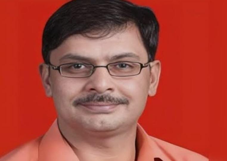 गैंगस्टर शेर अली जाफरी ने गनर पर किया चाकू से हमला, मुकदमा दर्ज  सीबीगंज, बरेली। डी फार्मा की फर्जी डिग्री बांटकर करोड़ों रुपये ठगने के आरोपी गैंगस्टर शेर अली जाफरी ने अब अपने गनर पर चाकू से जानलेवा हमला कर दिया। गनर ने सीबीगंज थाने मे मुकदमा दर्ज कराया है। शिवनगर कॉलोनी निवासी योगेश गुप्ता ने एसएसप
