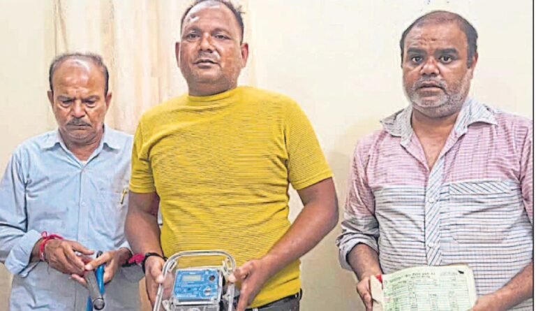 फर्जी विद्युत अधिकारी बन वसूली करते 3 गिरफ्तार  आंवला, बरेली। फर्जी बिजली निगम के अधिकारी बनकर उपभोक्ताओं से वसूली कर रहे तीन लोगों को पकड़ा गया है। हलांकि, गिरोह का मास्टर माइंड फरार है। यह गैंग बिजली मीटरों से भी छेड़छाड़ करता था। मामले में पुलिस रिपोर्ट दर्ज कर कार्रवाई कर रही है। अधिशासी अभियंता द