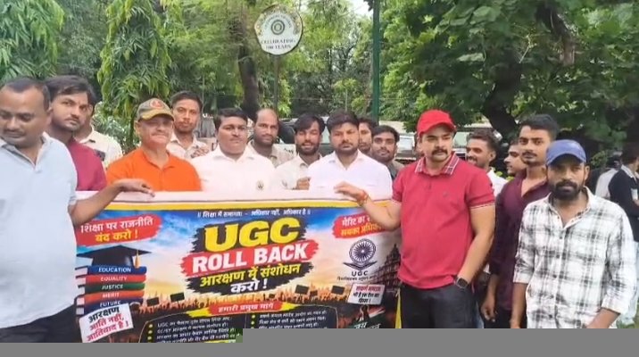 बरेली में श्रवण समाज ने राष्ट्रपति के नाम सौंपा ज्ञापन, यूजीसी रोलबैक समेत कई मांगें उठाईं बरेली। सोमवार, 7 सितंबर 2026 को दामोदर पार्क, बरेली में श्रवण समाज के लोगों ने एकत्रित होकर अपनी विभिन्न मांगों को लेकर राष्ट्रपति महोदय के नाम जिला अधिकारी, बरेली के माध्यम से ज्ञापन सौंपा। कार्यक्रम में समाज