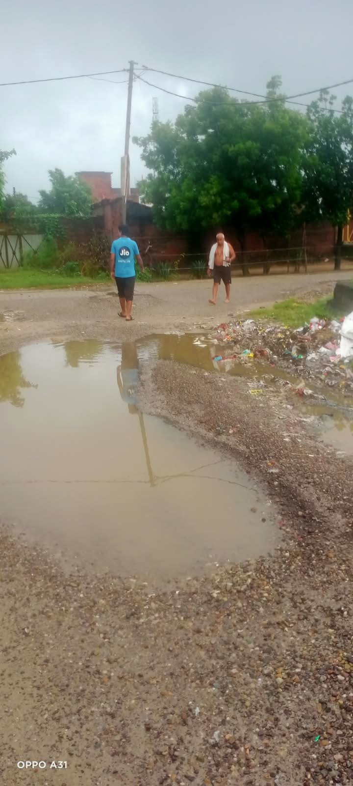 *फरीदपुर तहसील क्षेत्र के गांव मे बारिश के पानी से गांव जलमग्न कराए विकास कार्य की खुली पोल* *बरेली* बताते चले फरीदपुर तहसील क्षेत्र के ग्राम नवादावन रोड़ सिसैया मगनपुर होते हुए नेशनल हाईवे को जोड़ने वाला रोड।तीन-चार दिन से लगातार हो रही बारिश रोड पानी से लाव लव हो गया। नवादावन पूरा रोड जर्जर अव