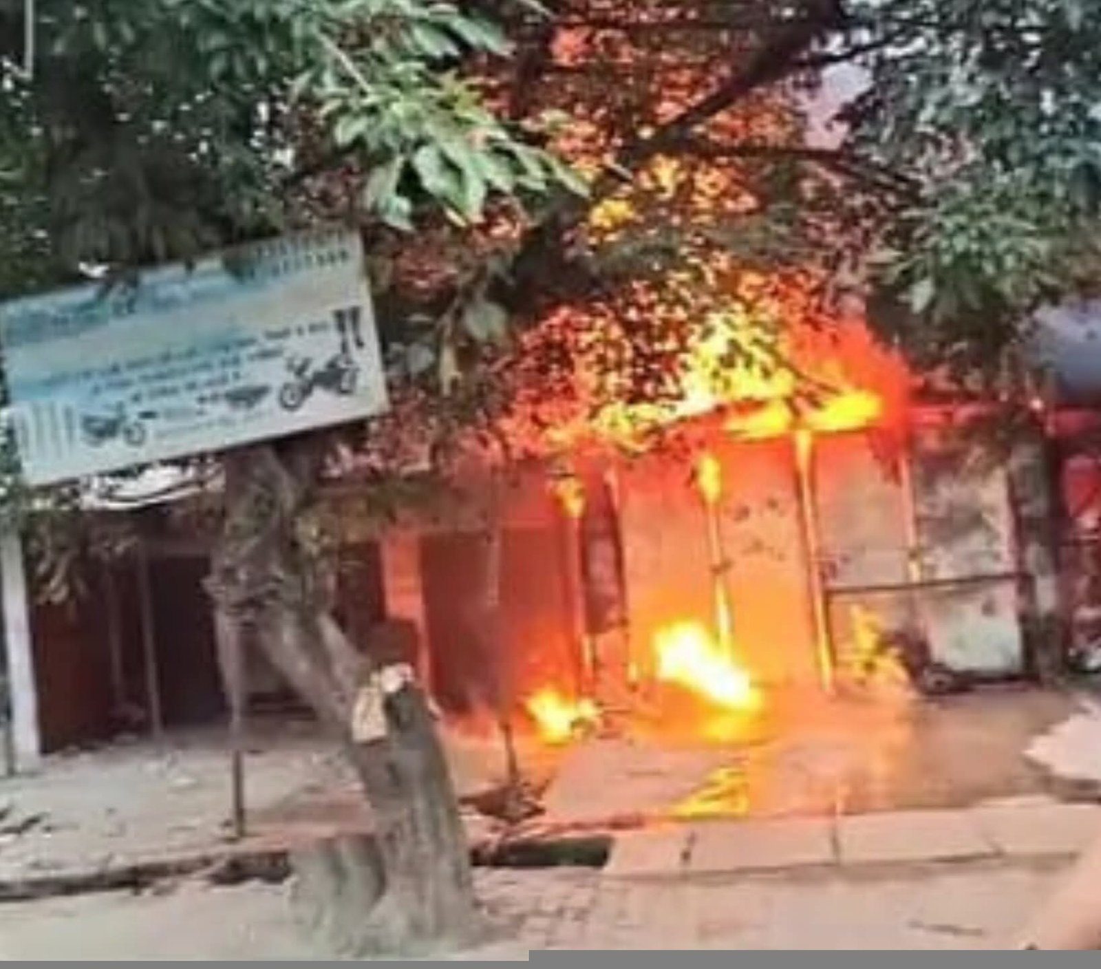 बरेली में हार्डवेयर-परचून की दुकान में भीषण आग, लाखों का सामान जलकर खाक; दमकल की दो गाड़ियों ने दो घंटे की मशक्कत के बाद पाया काबू  #बरेली फतेहगंज पश्चिमी कस्बे में मंगलवार सुबह भिटौरा पुलिया के पास हार्डवेयर और परचून की दुकान में अचानक भीषण आग लगने से अफरा-तफरी मच गई। देखते ही देखते आग ने दुकान के 