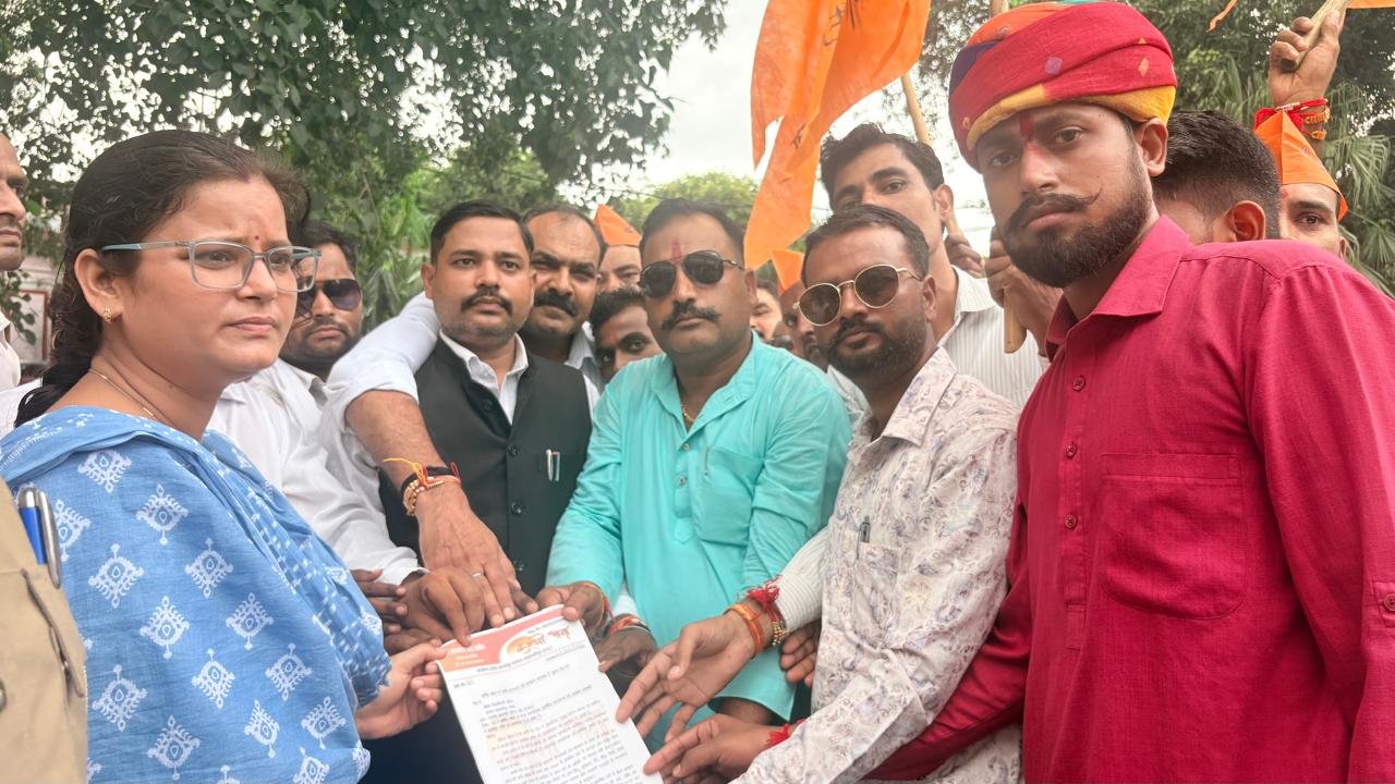 यूजीसी प्रावधानों को वापस लेने और आर्थिक आधार पर आरक्षण की मांग, करणी सेना ने सौंपा ज्ञापन शाहजहांपुर। यूजीसी से जुड़े प्रावधानों को वापस लेने और आरक्षण व्यवस्था में आर्थिक आधार को प्रमुखता देने की मांग को लेकर करणी सेना ने गुरुवार को जिलाधिकारी के माध्यम से प्रधानमंत्री नरेंद्र मोदी के नाम ज्ञापन स