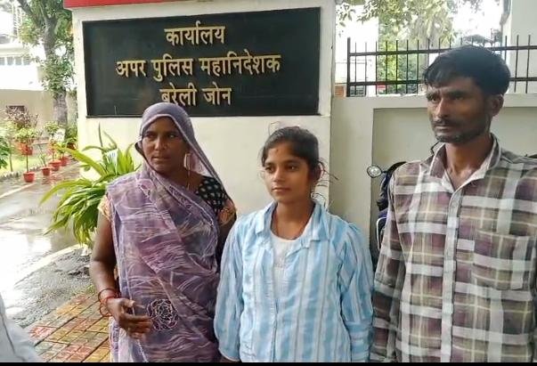 *सुधीर हत्याकांड में परिजनों ने बरेली पहुंच कर ADG रमित शर्मा को प्रार्थना पत्र देकर लगाई न्याय की गुहार*। *बरेली*। थाना खुदागंज शाहजहांपुर क्षेत्र के ग्राम मझिला रहने वाले सुधीर सिंह का शव 30 अगस्त को शव निगोही रोड पर मिला था। परिजनों ने पुलिस को सूचना दी। पुलिस ने मौके पर पहुंच कर जा