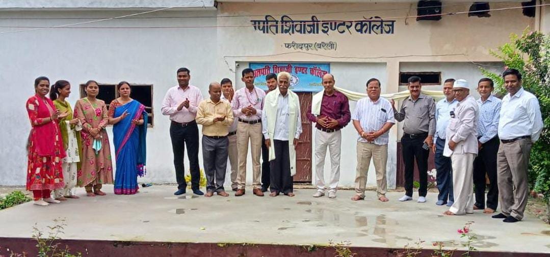 शिक्षक दिवस पर वरिष्ठ समाजसेवी अमित तोमर ने शिक्षकों को शाल ओढ़ाकर किया सम्मान -सोहनलाल शर्मा, सुंदरलाल यादव, डॉक्टर रणविजय सिंह यादव हुए सम्मानित   फरीदपुर (बरेली)।  भारत के प्रथम उपराष्ट्रपति एवं द्वितीय राष्ट्रपति महान् शिक्षाविद भारत रत्न डॉक्टर सर्वपल्ली राधाकृष्णन के जन्मदिन को  शिक्षक दिवस के